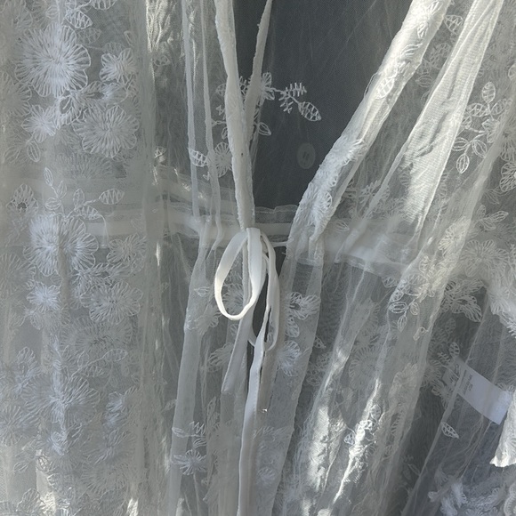 Lulu’s lace coverup - Picture 4 of 4